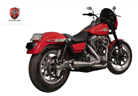 Meccanico che controlla uno scooter in officina