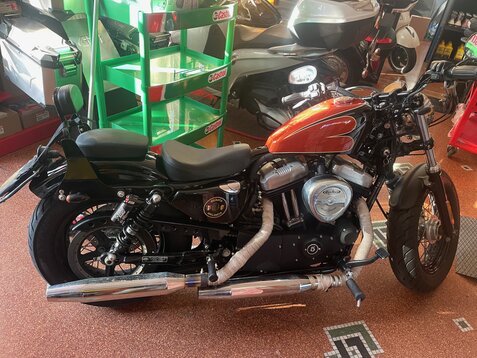 Moto in officina durante il tagliando prima delle vacanze