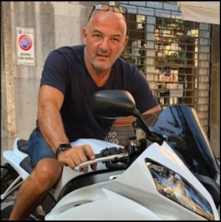 Meccanico esperto che controlla il motore di una moto