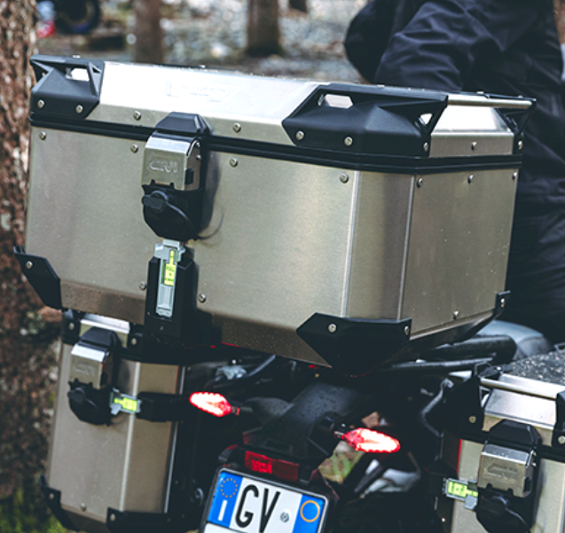 Moto sul ponte durante un tagliando con cambio olio