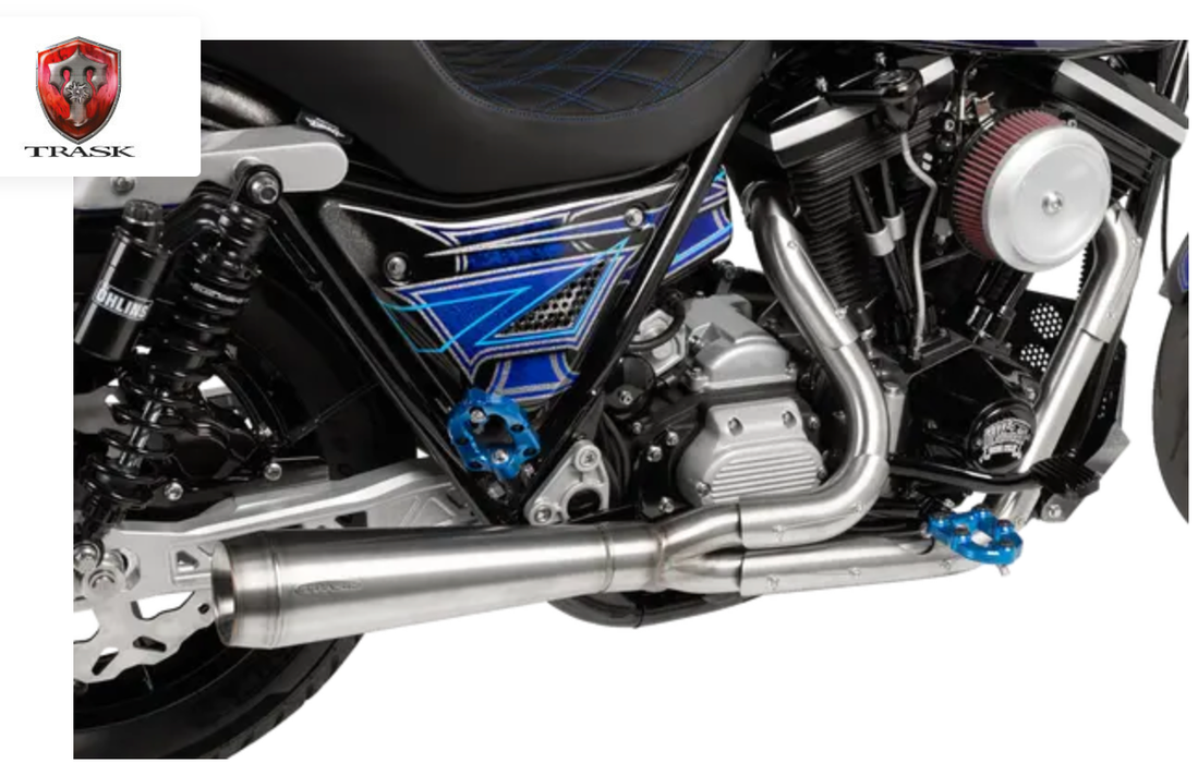 Dettaglio di freno a disco e sospensione moto in revisione