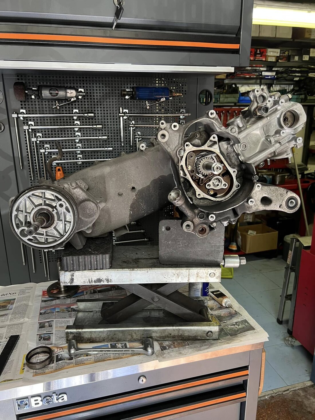 Meccanico che ripara il motore di uno scooter