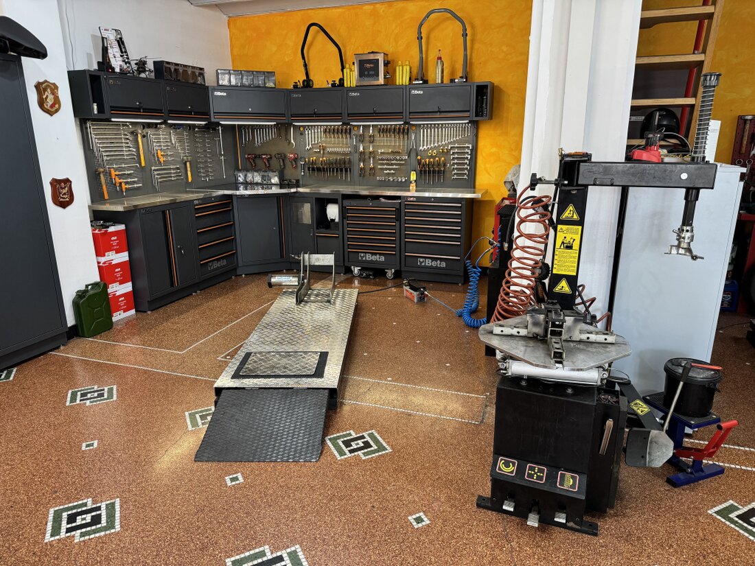 Tecnico che sostituisce la gomma di una moto