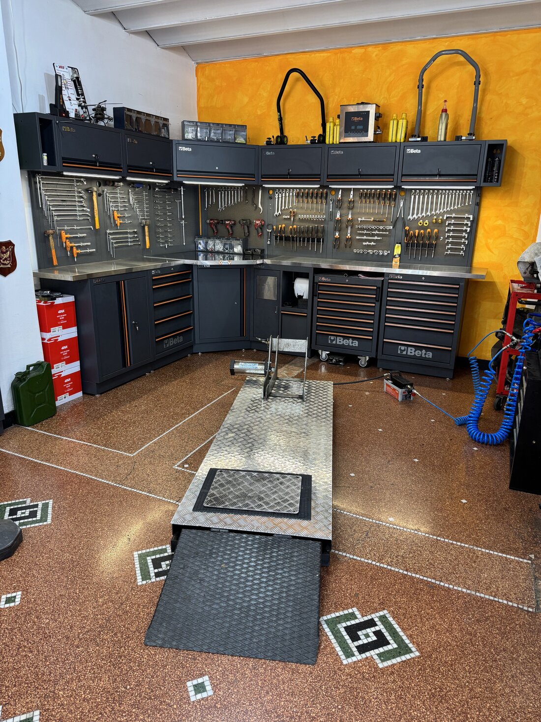 Moto durante la prova su banco per la revisione