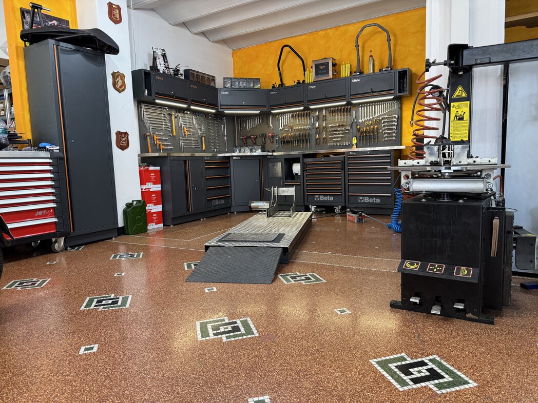 Scaffali di ricambi moto e scooter in officina