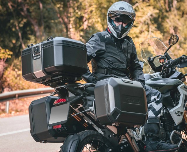 Bauletti e scarichi sportivi esposti in officina