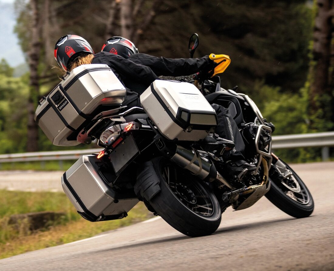 Scooter con bauletto e parabrezza appena installati