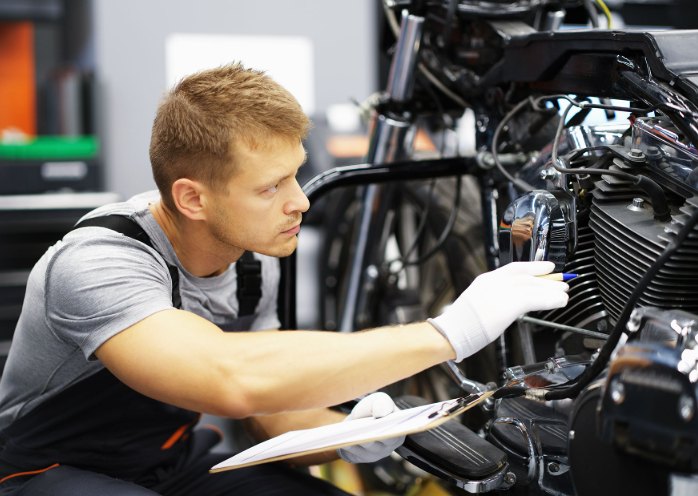Strumento di diagnosi collegato a una moto in officina